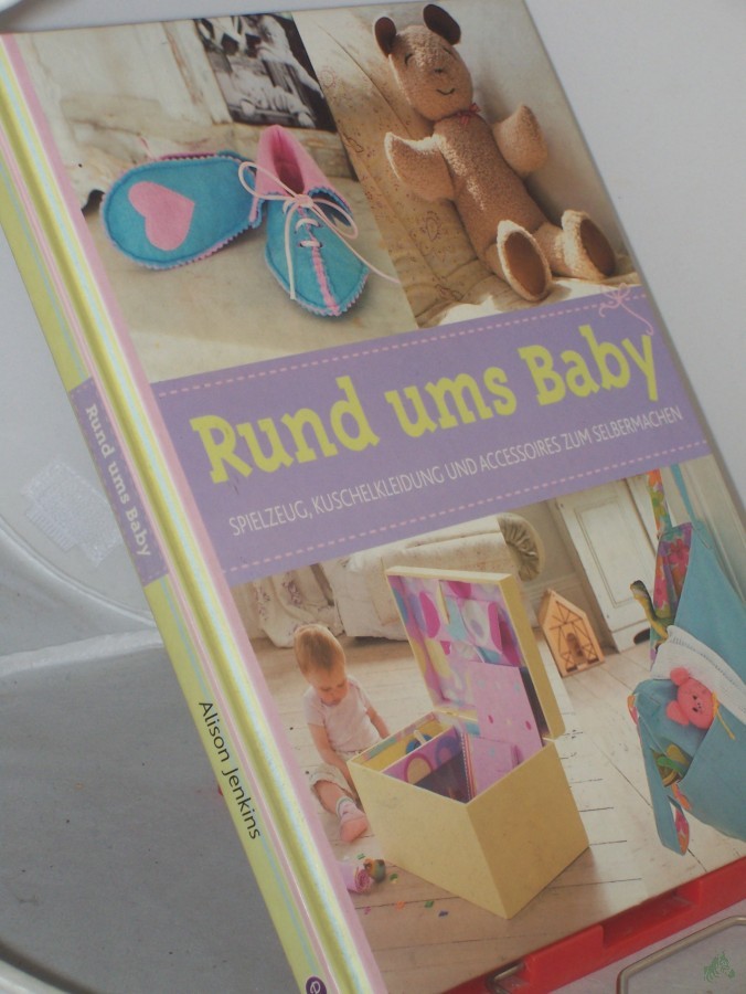 Product image 1 of the product “Rund ums Baby : Spielzeug, Kuschelkleidung und Accessoires zum Selbermachen / Alison Jenkins. Fotos: Simon Punter. Übers.: Anke Wellner-Kempf. Red.: Trans-Texas Publishing, Köln ”