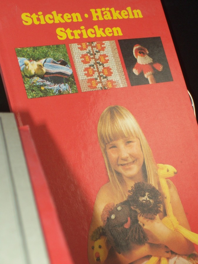 Artikelbild 1 des Artikels “Sticken, Häkeln, Stricken : Beschäftigungsbuch für Kinder von 8 Jahren an / Text: Inge Koch. Fotos: Renate Fetzer. Illustrationen: Ursula Abramowski-Lautenschläger “