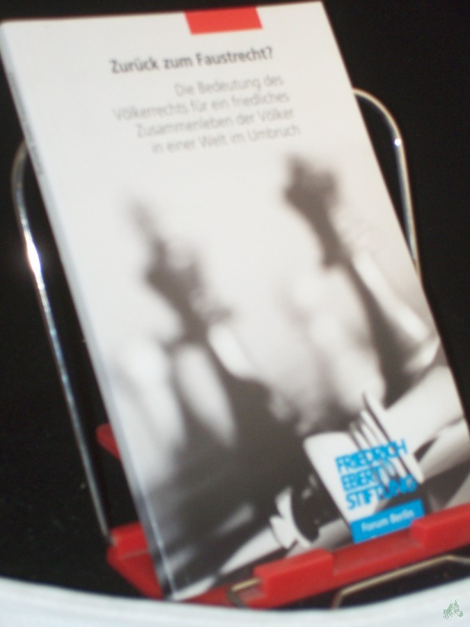 Artikelbild 1 des Artikels “Zurück zum Faustrecht? : die Bedeutung des Völkerrechts für ein friedliches Zusammenleben der Völker in einer Welt im Umbruch ; Konferenz der Friedrich-Ebert-Stiftung/Forum Berlin, 22. September 2003 in Berlin ; Dokumentation / Friedrich-Eb “