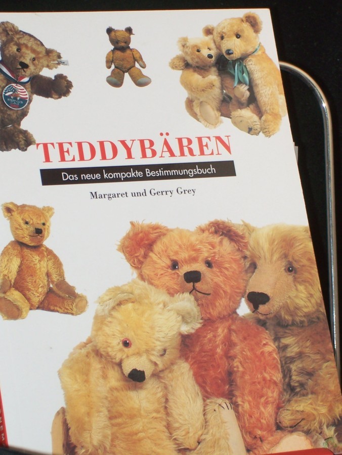 Artikelbild 1 des Artikels “Teddybären : das neue kompakte Bestimmungsbuch / Margret und Gerry Grey. Übers. aus dem Engl.: Inge Kahlix “