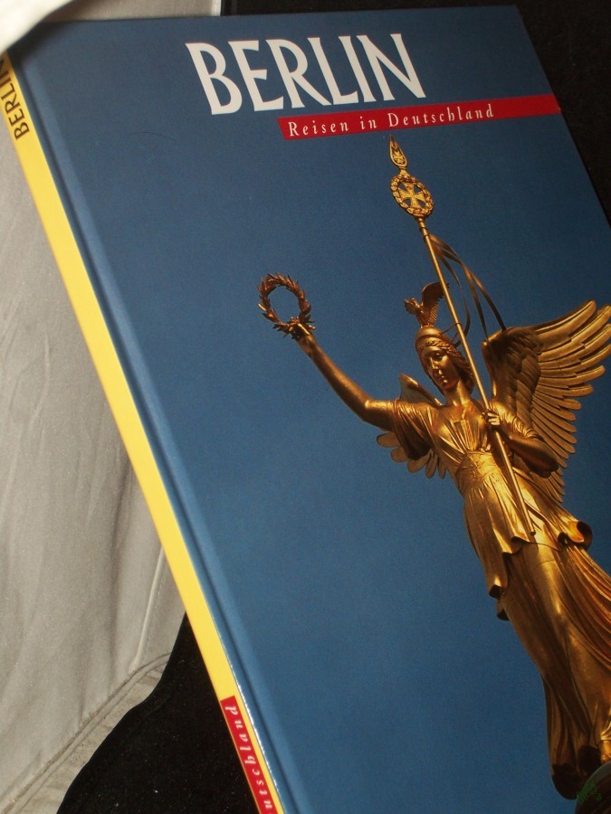 Product image 1 of the product “Berlin / Fotos: Susanne Hinderks. Text: Rudolf Walter Leonhardt ; Paul Otto Schulz ”