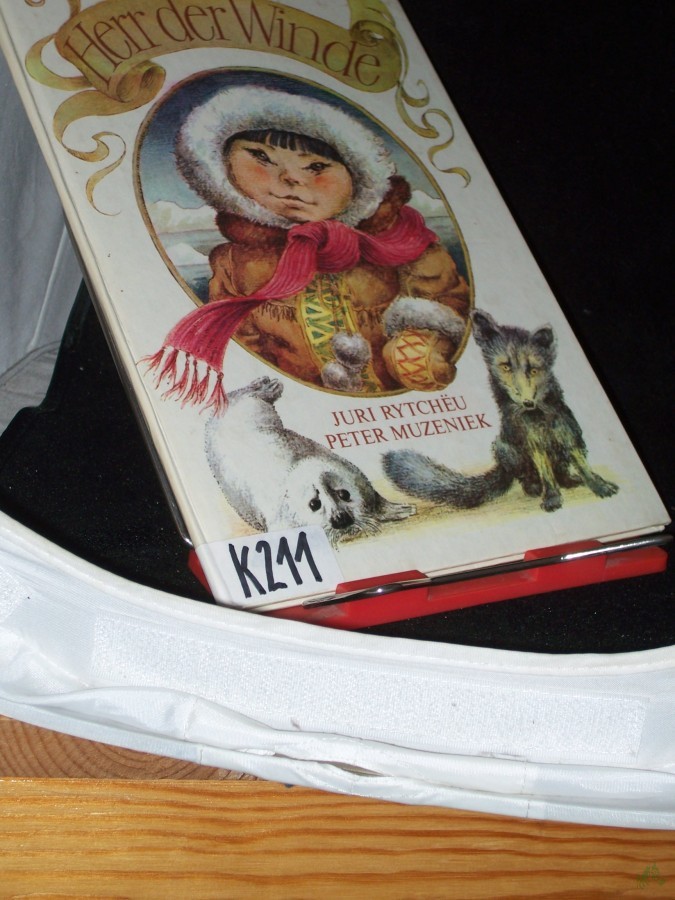 Product image 1 of the product “Herr der Winde : 3 Geschichten über d. Jungen Jooreljo / erzählt von Juri Rytche͏̈u. Übers. von Thomas Reschke. Ill. von Peter Muzeniek ”