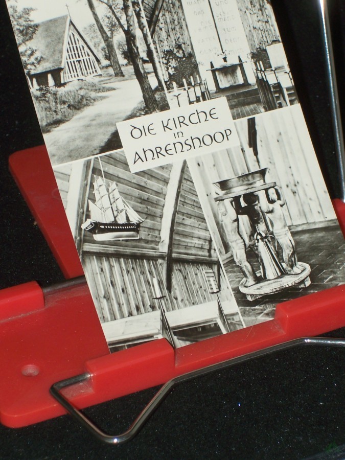 Artikelbild 1 des Artikels “Die Kirche in AHRENSHOOP, erbaut 1951, Altarwand Inneraum und Taufbecken, Handschnitzung und Gestaltung, Doris Oberländer Seeberg, Alte Fischländer BriggFoto: Fritz Wegscheider “