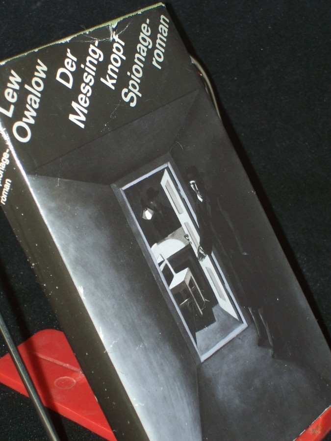 Product image 1 of the product “Der Messingknopf : Spionageroman / Lew Owalow. [Aus d. Russ. von Hannelore Menke] ”