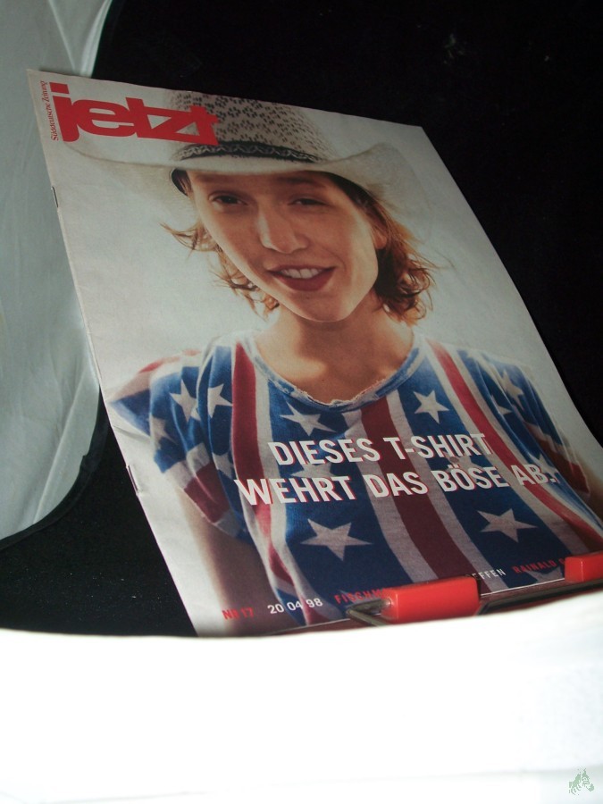 Artikelbild 1 des Artikels “Nr.17/1998, Dieses T-Shirt wehrt das Böse ab “