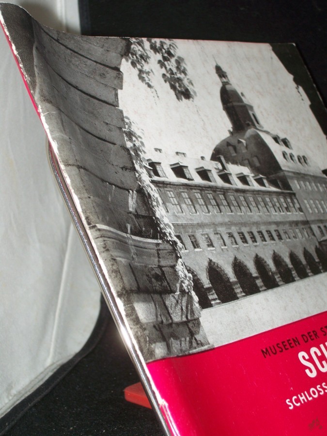 Artikelbild 1 des Artikels “Schlossmuseum Schloss Friedenstein : Führer durch die histor. Räume u. d. Kunstsammlungen / Museen d. Stadt Gotha. [Greiner-Kühne. Hrsg.: Museen d. Stadt Gotha, Schlossmuseum] “