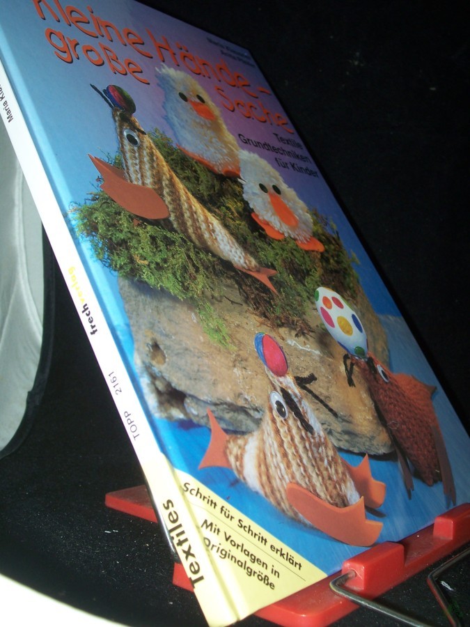 Artikelbild 1 des Artikels “Kleine Hände - grosse Sache : textile Grundtechniken für Kinder ; [Schritt für Schritt erklärt ; mit Vorlagen in Originalgrösse] / Maria Klausner/Anita Pfeifer “