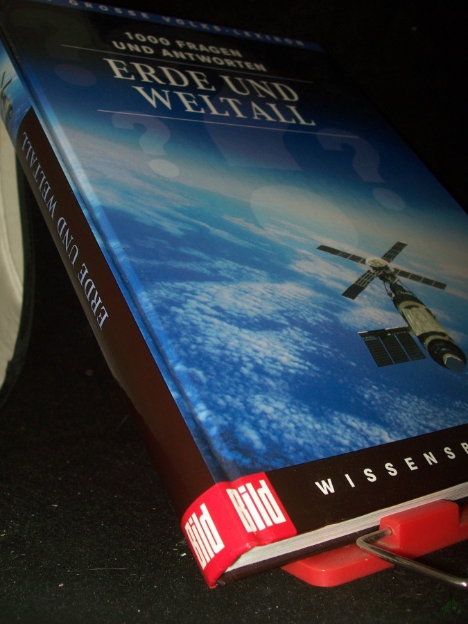 Product image 1 of the product “Erde und Weltall : 1000 Fragen und Antworten / Bertelsmann-Lexikon-Institut. [Red. Leitung: Florian von Heintze] ”
