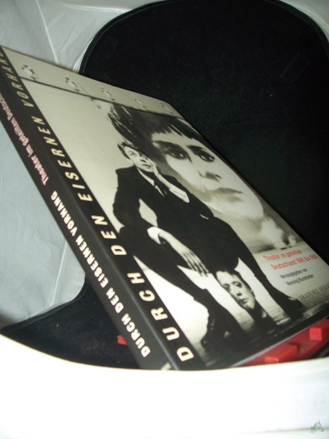 Artikelbild 1 des Artikels “Durch den eisernen Vorhang : Theater im geteilten Deutschland 1945 bis 1990 ; [erscheint anläßlich der gleichnamigen Ausstellung vom 16. Mai bis 1. August 1999 in der Akademie der Künste] / hrsg. von Henning Rischbieter in Zusammenarbeit mi “