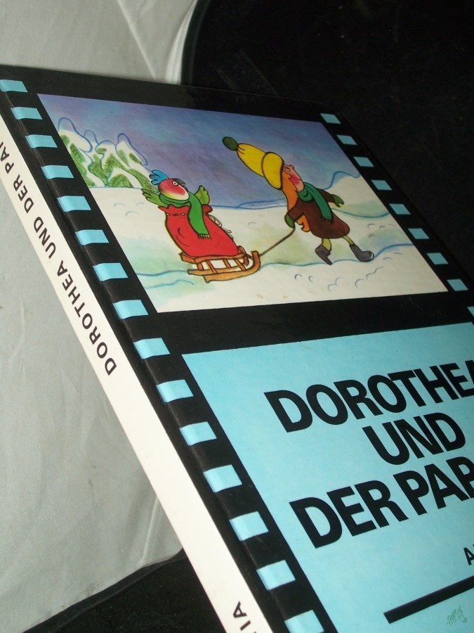 Product image 1 of the product “Dorothea und der Papagei / Ill. von Jiri Kalousek. [Nach e. Idee von Bo?ena Mo?i?ová u. Alena Munková geschrieben von Svatopluk, Hrn?í?. Ins Dt. übertr. von Verena Flick] ”