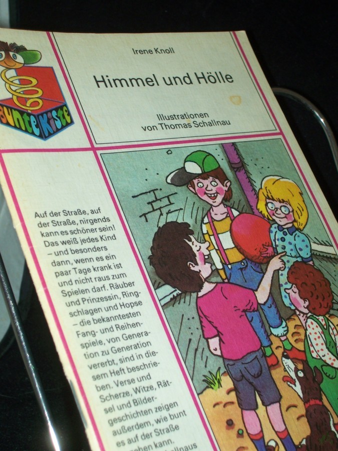 Artikelbild 1 des Artikels “Himmel und Hölle : Strassenspiele auf der Spielstrasse / Irena Knoll. Ill. von Thomas Schallnau “