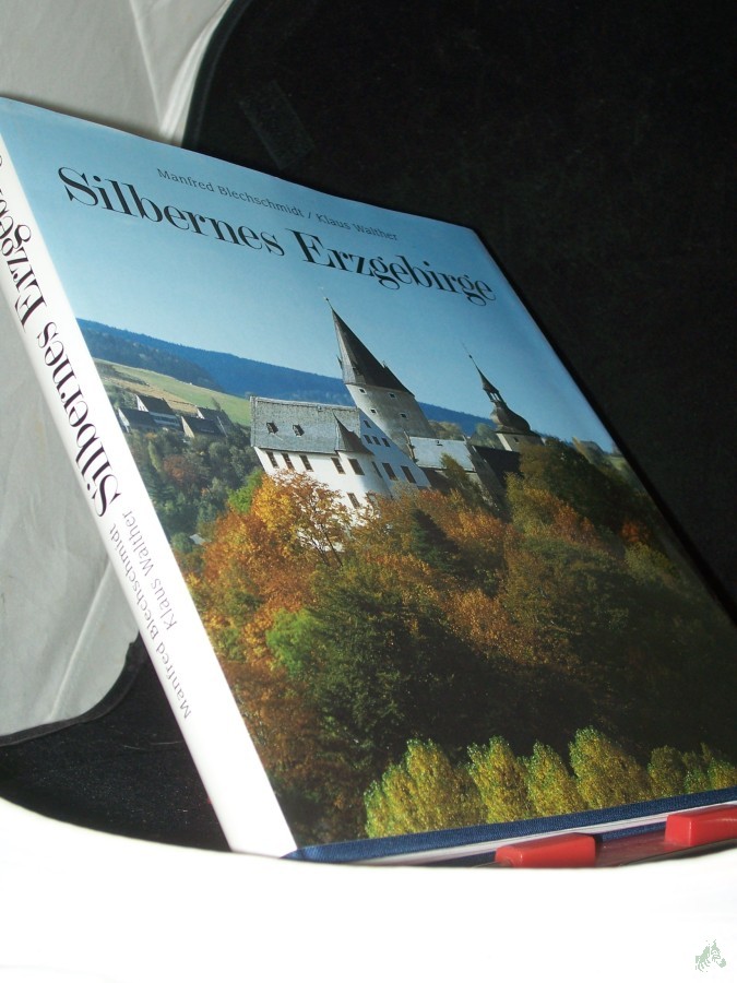 Product image 1 of the product “Silbernes Erzgebirge : das große Buch vom deutschen Weihnachtsland / Manfred Blechschmidt/Klaus Walther. Mit Fotos von Christoph Georgi ”
