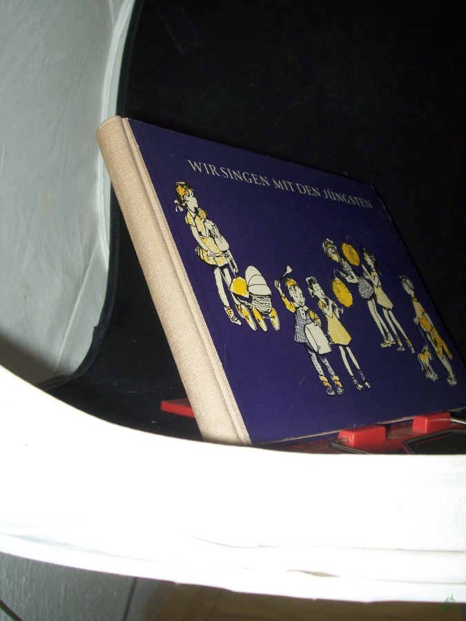 Artikelbild 1 des Artikels “Wir singen mit den Jüngsten : Eine Liedsammlung f. Kindergarten u. Familie / Annina Hartung ; Ursula Harwath. [Ill.: Werner Kulle] “