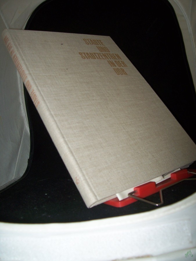 Product image 1 of the product “Städte und Stadtzentren in der DDR : Ergebnisse u. reale Perspektiven d. Städtebaus in d. Dt. Demokrat. Republik / [Hrsg. von Gerhard Krenz u.a. Mitarb.:... Foto: Peter Garbe] ”