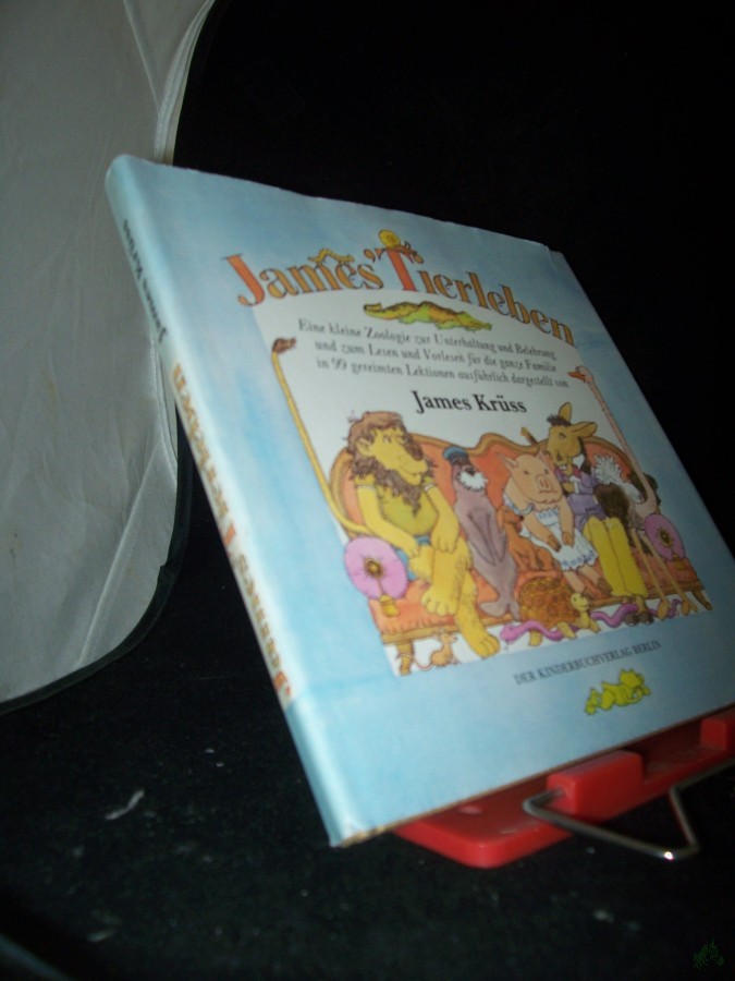 Artikelbild 1 des Artikels “James' Tierleben : e. kleine Zoologie zur Unterhaltung u. Belehrung u. zum Lesen u. Vorlesen für d. ganze Familie in 99 gereimten Lektionen / ausführl. dargest. von James Krüss. Mit reichen Bildschmuck vers. von Eberhard Binder “