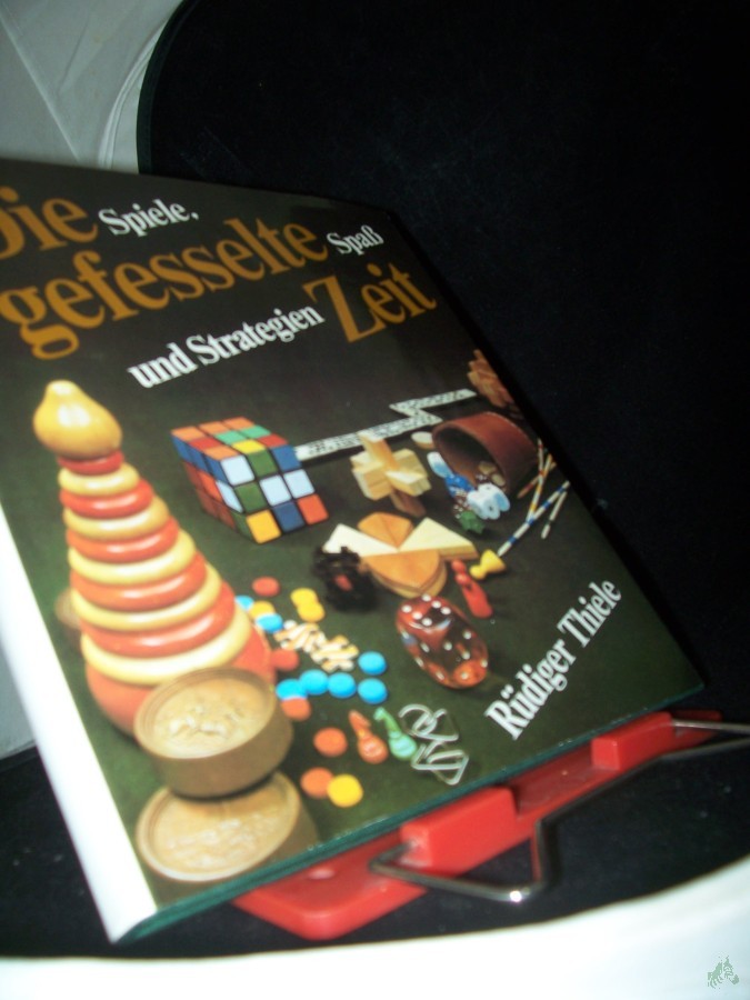 Product image 1 of the product “Die gefesselte Zeit : Spiele, Spass u. Strategien / Rüdiger Thiele. Mit 157 Fotos von Albrecht Körner. [Zeichn.: Gerhard Pippig] ”