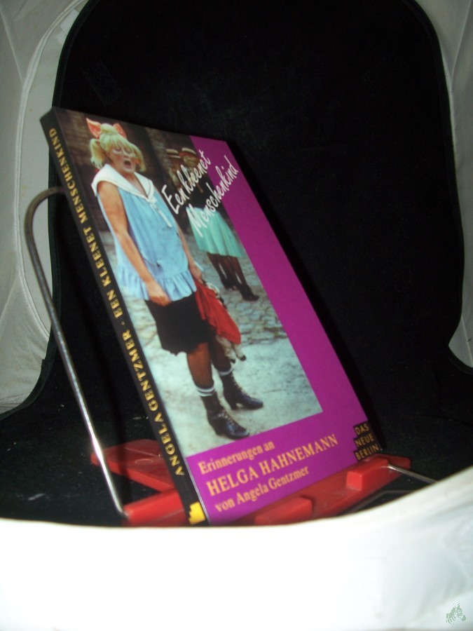 Artikelbild 1 des Artikels “Een kleenet Menschenkind : Erinnerungen an Helga Hahnemann ; mit vielen Fotos aus dem Leben und von Bühnenauftritten Helga Hahnemanns / von Angela Gentzmer “