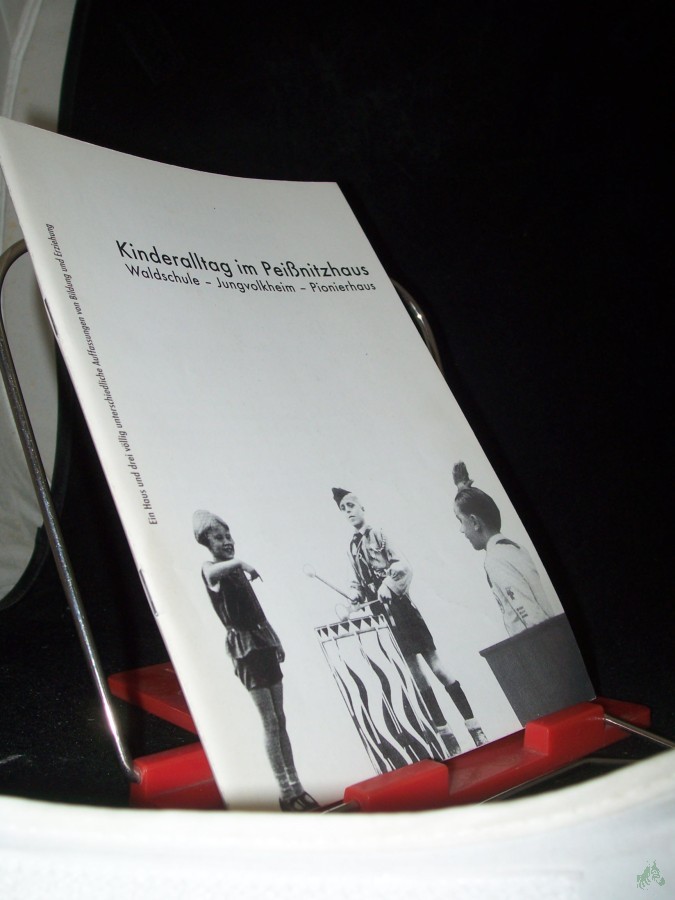 Artikelbild 1 des Artikels “Kinderalltag im Peißnitzhaus : ein Haus und drei völlig unterschiedliche Auffassungen von Bildung und Erziehung ; Waldschule - Jungvolkheim - Pionierhaus ; eine Projektarbeit des Giebichenstein-Gymnasiums 