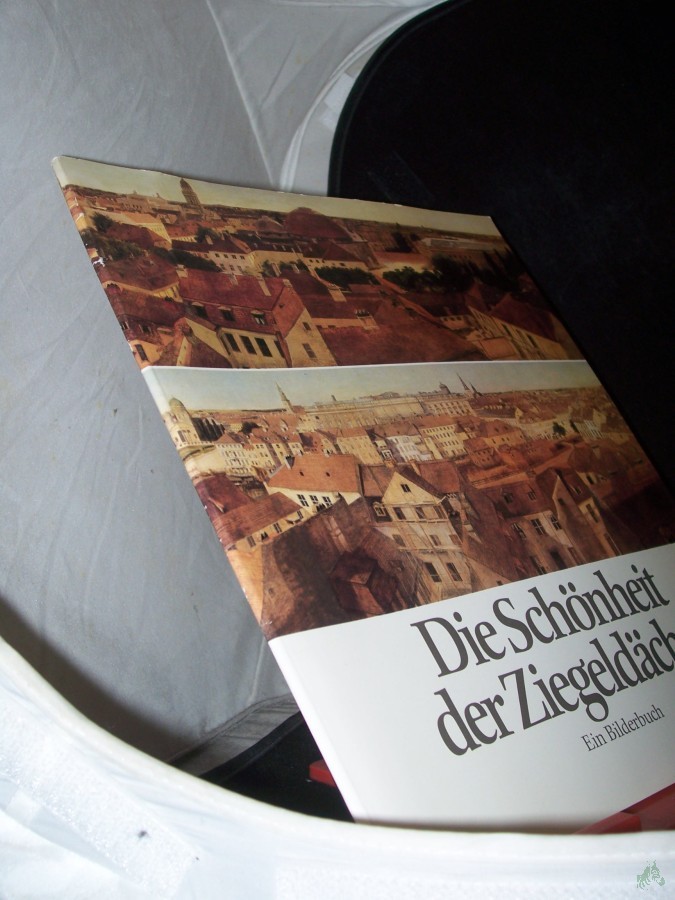 Product image 1 of the product “Die Schönheit der Ziegeldächer : ein Bilderbuch / [Hrsg.: Arbeitsgemeinschaft Ziegeldach e.V. Konzeption, Bildauswahl und Text: Günter Scharnowski] ”