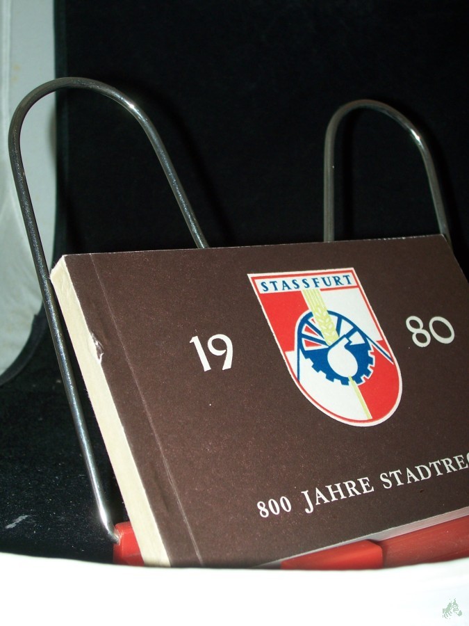 Artikelbild 1 des Artikels “Zur Erinnerung an die 800-Jahrfeier der Stadt Staßfurt. 1980. Illustrierte Geschichte der Arbeiterbewegung. Herausgeber: Kriegsgeschichtskommuission bei der Kreisleitung der SED und Ortsleitung der SED Staßfurt. 57 Tafeln mit rückseitigen T “