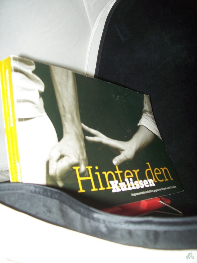 Product image 1 of the product “Hinter den Kulissen - Argumentationshilfen gegen rechtsextreme Parolen ”