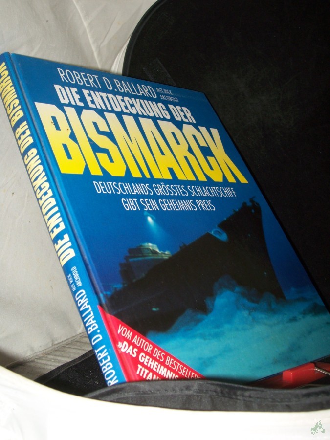 Artikelbild 1 des Artikels “Die Entdeckung der Bismarck : Deutschlands grösstes Schlachtschiff gibt sein Geheimnis preis / Robert D. Ballard. Mit Rick Archbold. Vorw.: Burkard Freiherr von Müllenheim-Rechberg. [Dt. Übers.: Karl-Otto von Czernicki und Ralf Friese. Über “