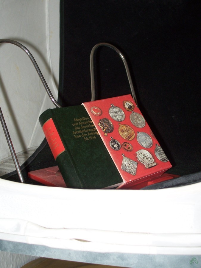 Artikelbild 1 des Artikels “Medaillen und Abzeichen der deutschen Arbeiterbewegung : von den Anfängen bis 1946 / Museum für Dt. Geschichte, Berlin “