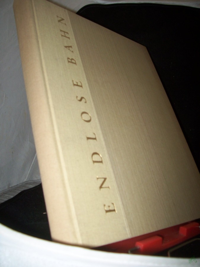 Artikelbild 1 des Artikels “Endlose Bahn: Zum 250jährigen Bestehen. Hannoversche Papierfabriken Alfeld / Gronau vormals Gebr. Woge, Alfeld / Leine “