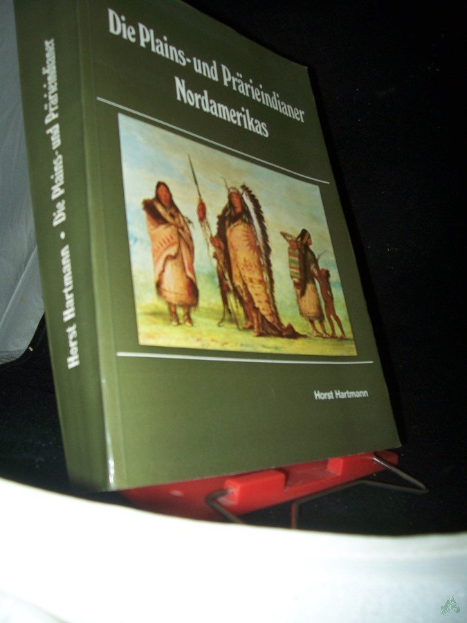 Artikelbild 1 des Artikels “Die Plains- und Prärieindianer Nordamerikas / Horst Hartmann. [Hrsg. vom Museum f. Völkerkunde Berlin. Fotos: Dietrich Graf] “