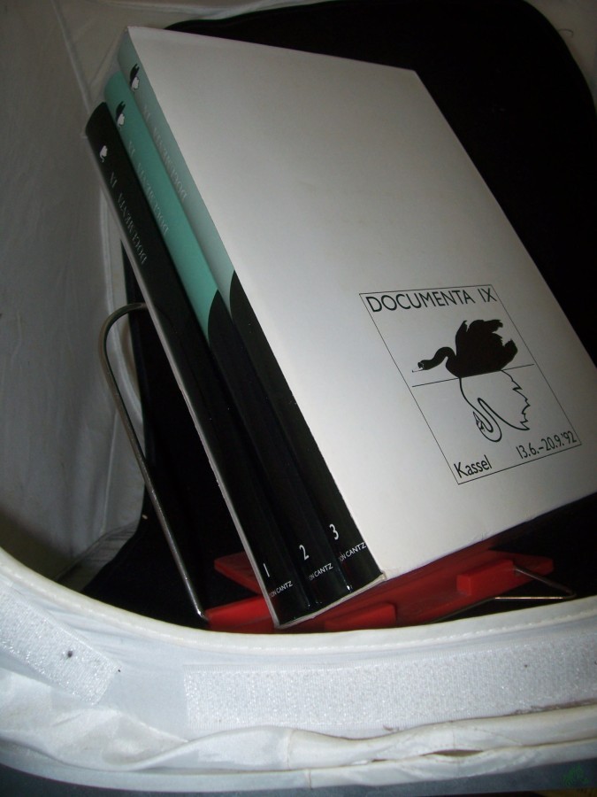 Artikelbild 1 des Artikels “Documenta IX : Kassel, 13. Juni - 20. September 1992 / [Träger der Ausstellung Documenta-und-Museum-Fridericianum-Veranstaltungs-GmbH. Sponsoren Binding-Brauerei AG, Kassel... Red. Roland Nachtigäller ; Nicola von Velsen. Bio-Bibliogr. Phi “