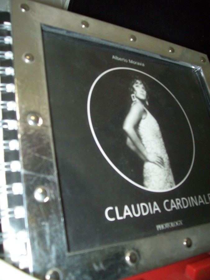 Artikelbild 1 des Artikels “CLAUDIA CARDINALE: DIALOGO E FOTOGRAFIE. (SIGNED), signiertes Exemplar “