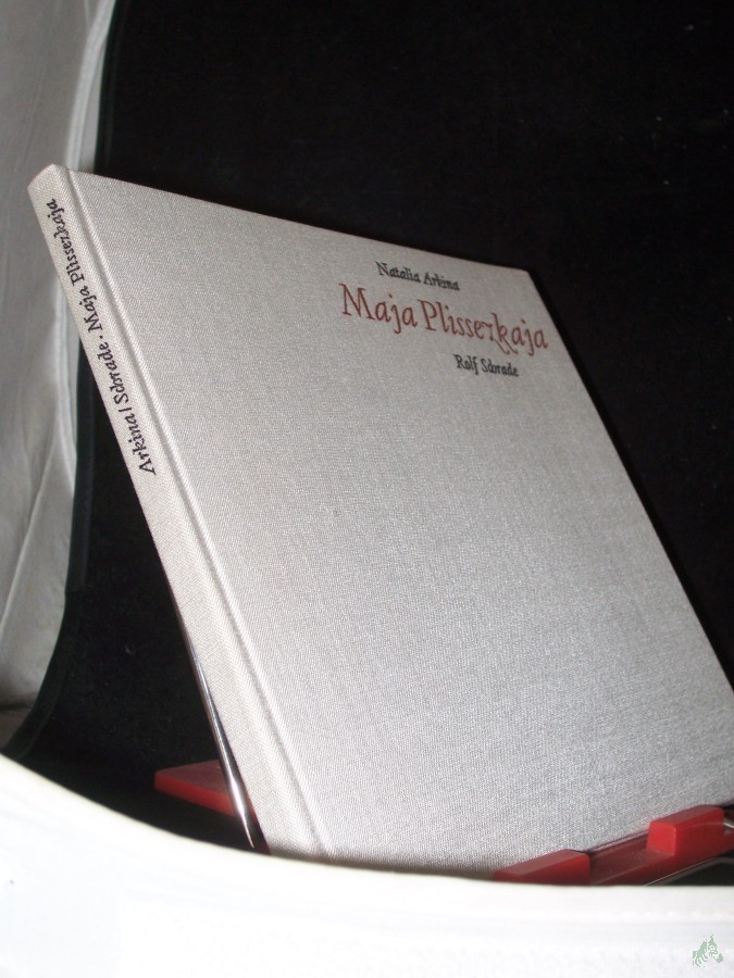 Artikelbild 1 des Artikels “Maja Plissezkaja / [Text: Natalia Arkina. Fotos: Rolf Schrade. Dt. Übers.: Rolf Schrade.] Mit e. Poem von Andrej Wosnessenski. [Übers. von Werner Creutziger u. Jens Gerlach. Graphiken: Walerie Kossorukow] “