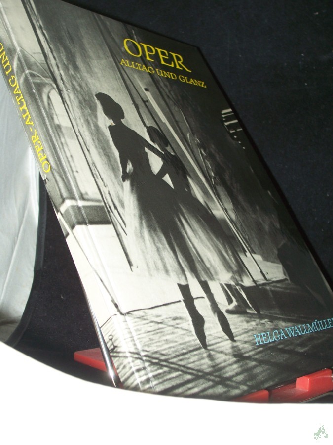 Product image 1 of the product “Oper-Alltag und Glanz / Ein Bildband von Helga Wallmüller mit Texten von Walter Bankel ”