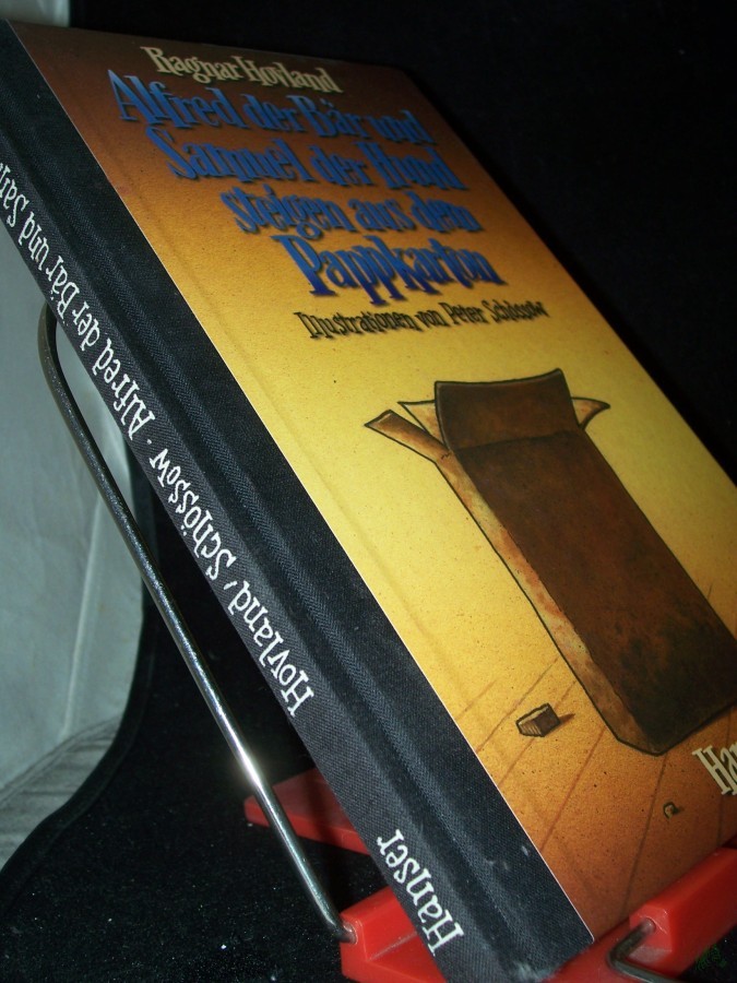 Artikelbild 1 des Artikels “Alfred der Bär und Samuel der Hund steigen aus dem Pappkarton / Ragnar Hovland. Ill. von Peter Schössow. Aus dem Norweg. von Gabriele Haefs “