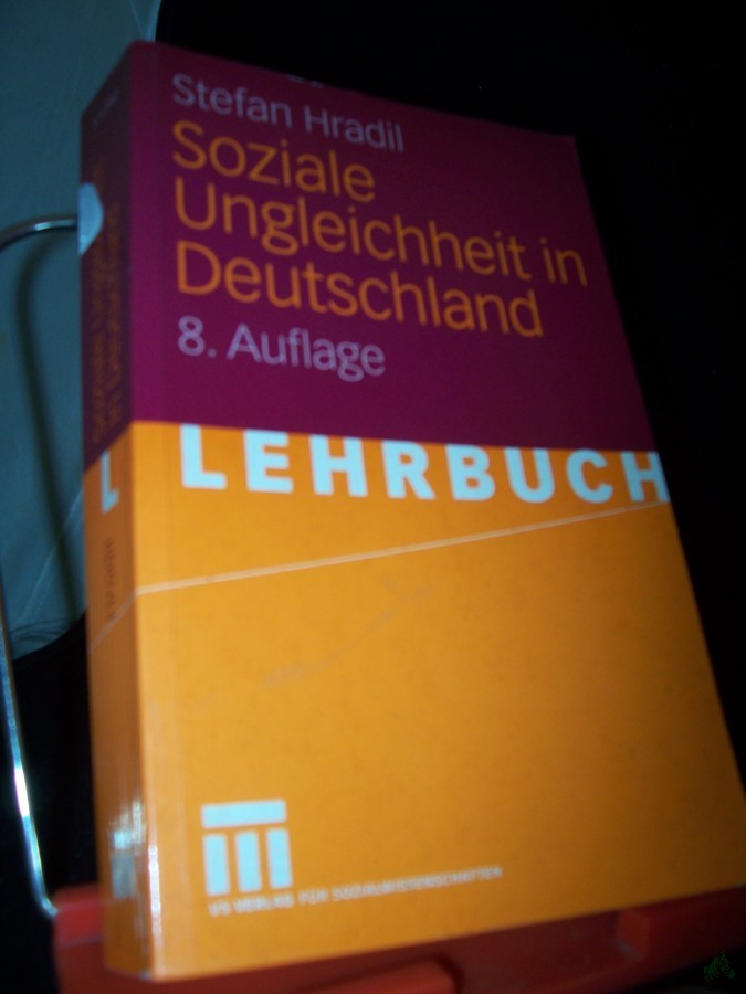 Product image 1 of the product “Soziale Ungleichheit in Deutschland / Stefan Hradil. Unter Mitarb. von Jürgen Schiener ”