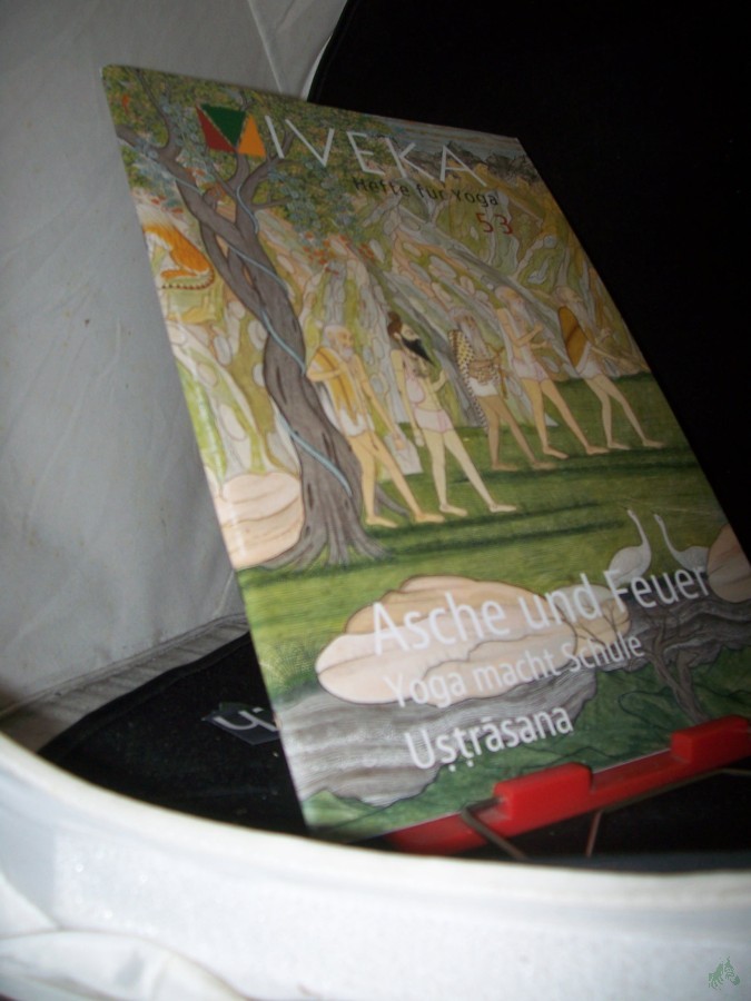 Artikelbild 1 des Artikels “53/2014 Persönlichkeit bilden Asche und Feuer – Yogatradition im Umbruch Serie Āsana – uṣṭrāsana “