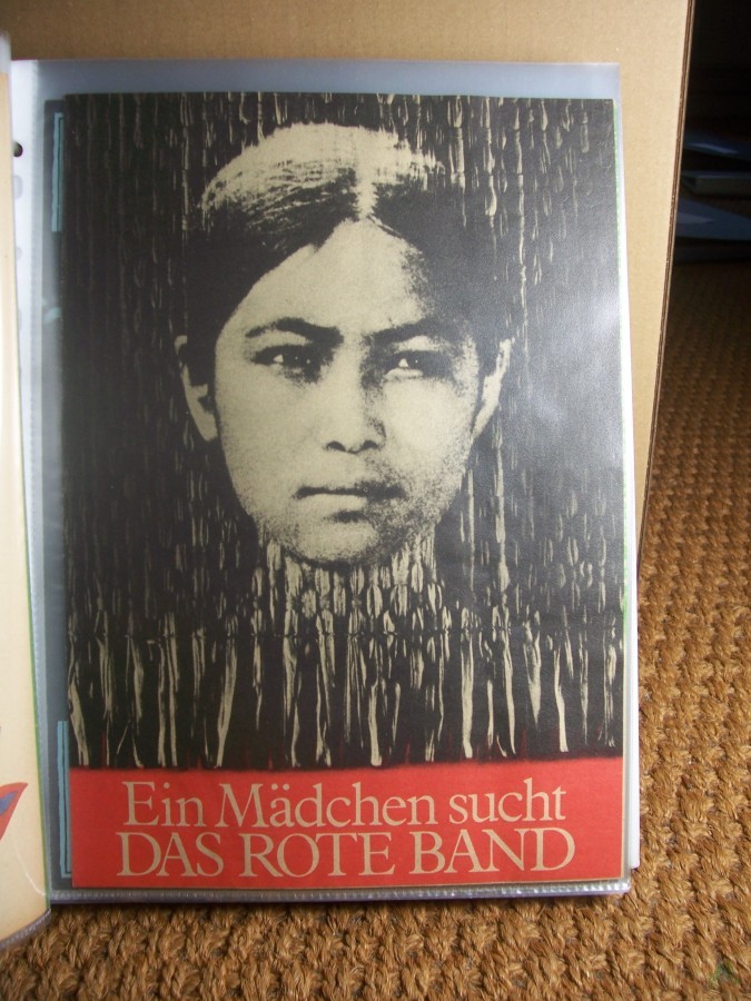 Artikelbild 1 des Artikels “Nr. 13 Ein Mädchen sucht DAS ROTE BAND “