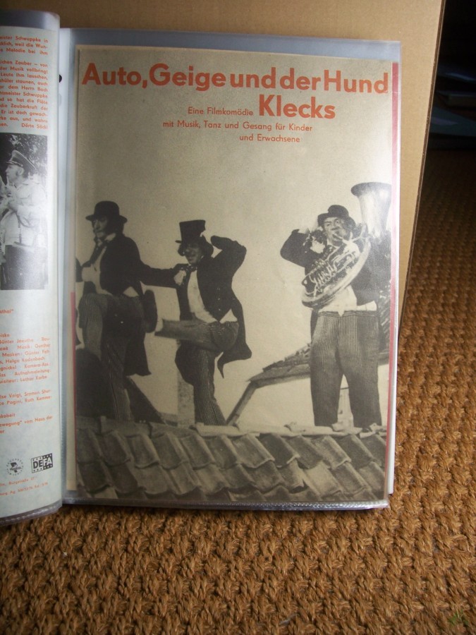 Artikelbild 1 des Artikels “Auto, Geige und der Hund Klecks, ein Programmheft zu einer Filmkomödie mit Musik, Tanz und Gesang für Kinder und Erwachsene “