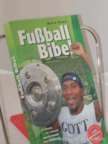 Product image of the product “Fußball-Bibel / David Kadel. Ze Roberto... u.v.a. Übers.: Ricardo Friesen... ”