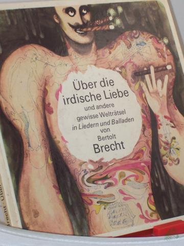 Artikelbild des Artikels “Über die irdische Liebe und andere gewisse Welträtsel : in Liedern u. Balladen / von Bertolt Brecht. Ausw. u. Vorw. von Günter Kunert. Illustrationen von Klaus Ensikat “