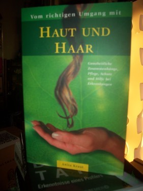 Artikelbild des Artikels “Vom richtigen Umgang mit Haut und Haar : ganzheitliche Zusammenhänge, Pflege, Schutz und Hilfe bei Erkrankungen / Anita Kraut “