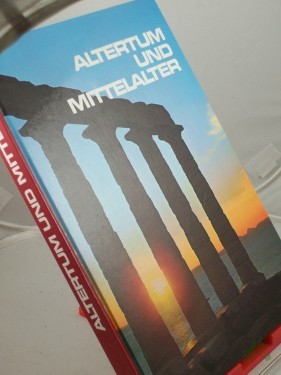 Artikelbild des Artikels “Altertum und Mittelalter / Hrsg. Sir Julian Huxley. Textred.: Peter Finch. Grafische Gestaltung: Günter Radtke. Übers. u. Bearb.: Nora Urban “