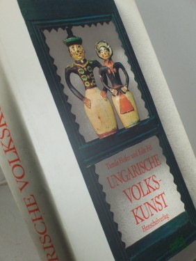 Artikelbild des Artikels “Ungarische Volkskunst / Tamas Hofer u. Edit Fel. Aus d. Ungar. übertr. Henriette u. Geza Engl. Schwarzweissaufnahmen Tamás Kovács. Farbaufnahmen Károly Szelénti “
