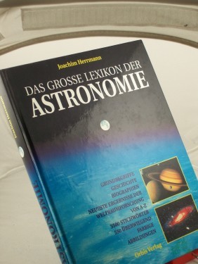 Artikelbild des Artikels “Das grosse Lexikon der Astronomie : Grundbegriffe, Geschichte, Biographien, neueste Ergebnisse der Weltraumforschung von A - Z / Joachim Herrmann. Hrsg. vom Lexikon-Institut Bertelsmann “