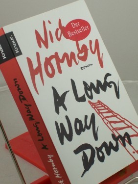 Artikelbild des Artikels “A long way down : Roman / Nick Hornby. Aus dem Engl. von Clara Drechsler und Harald Hellmann “
