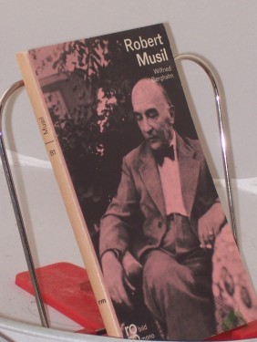 Artikelbild des Artikels “Robert Musil in Selbstzeugnissen und Bilddokumenten / Wilfried Berghahn. Den Anh. besorgte Helmut Riege “