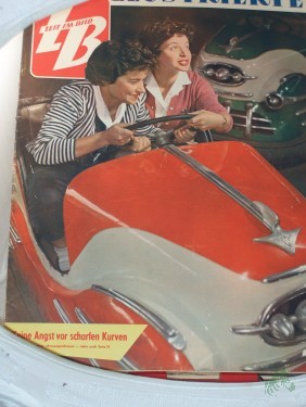 Artikelbild des Artikels “Nr. 29/ 2. Oktoberheft 1958, Keine Angst vor scharfen Kurven. Auf einem Herbstfest schnappgeschossen... “