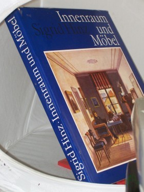 Artikelbild des Artikels “Innenraum und Möbel : von d. Antike bis zur Gegenwart / Sigrid Hinz “