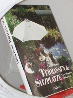 Artikelbild des Artikels “Terrassen & Sitzplätze : vom Wohnen im Garten / Ulrich Timm. Unter Mitarb. von Hannelore Timm. Vorw. von Rosemary Verey “