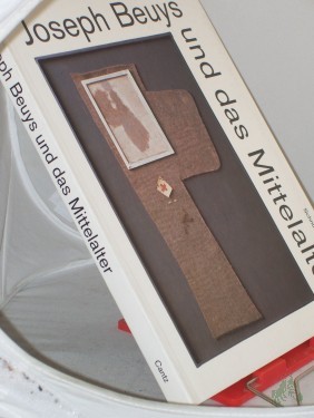 Artikelbild des Artikels “Joseph Beuys und das Mittelalter : eine Veröffentlichung des Schnütgen-Museums der Stadt Köln ; eine Ausstellung des Schnütgen-Museums, Köln vom 24. Januar bis zum 27. April 1997 in der Cäcilienkirche / hrsg. von Hiltrud Westermann-Angerhau “